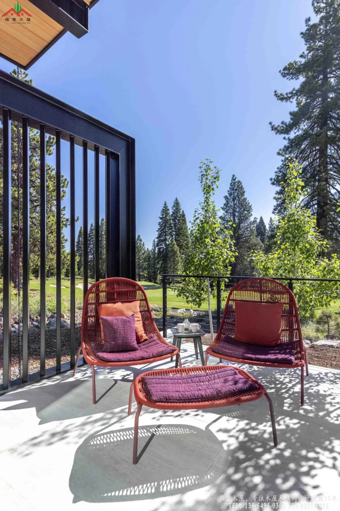 露台休闲区,红色藤编椅,松林高尔夫景致,享受户外阳光