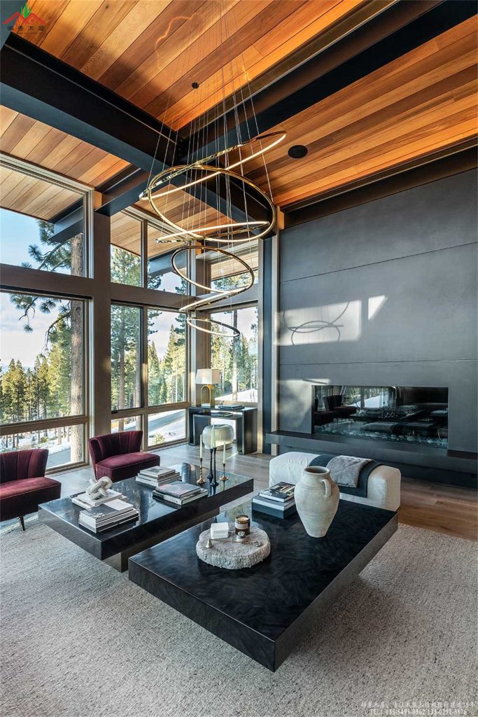 大跨度钢木别墅内部真火壁炉与休闲区