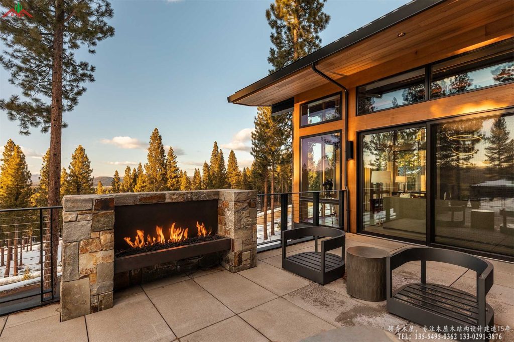 重型钢木大宅半户外休闲区与真火壁炉