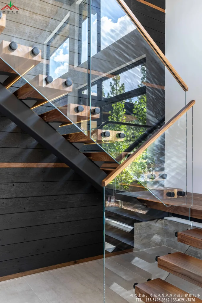 室内木质悬浮楼梯,玻璃扶手,光影交错。