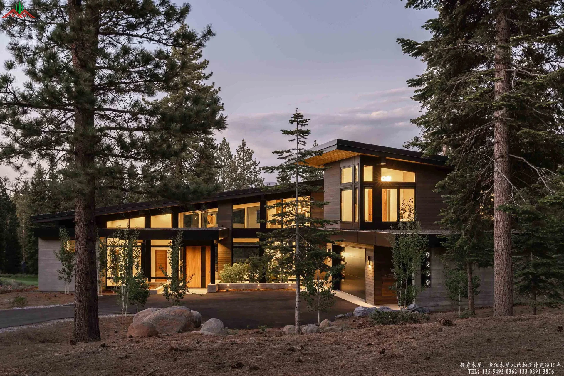 现代木屋夜景,坡屋顶与玻璃幕墙融合自然,光影和谐。