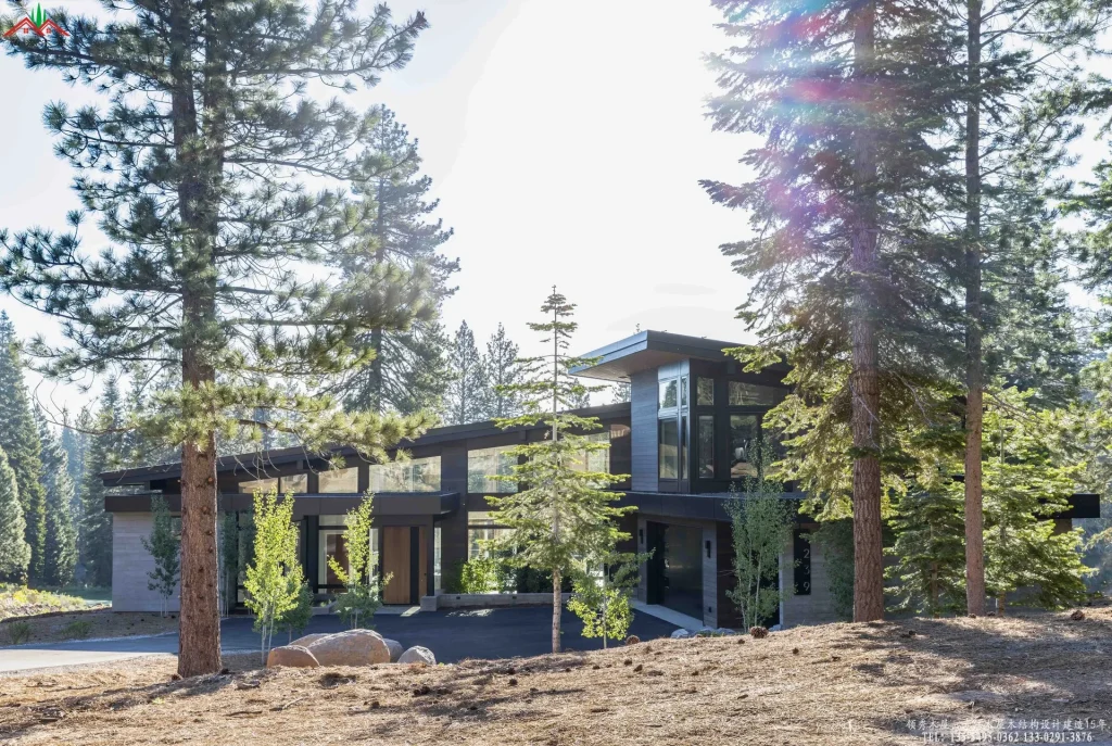 现代木屋掩映松林,深色外墙与玻璃幕墙。