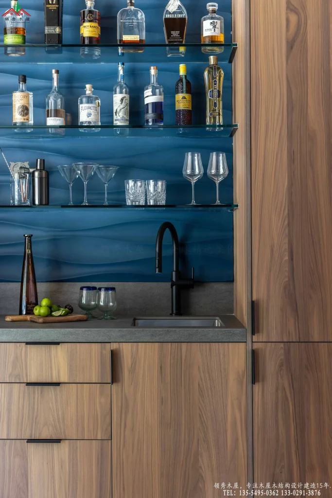 精致木质吧台,蓝色波浪背景墙,酒品陈列。
