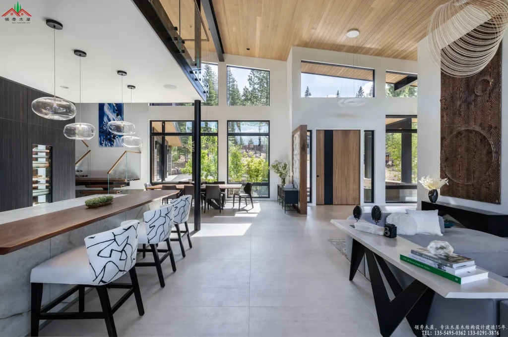 宽敞开放式客厅,高木顶与落地窗,远眺自然。