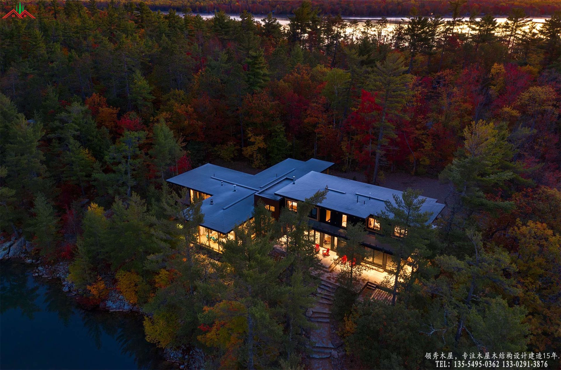 高端滨水木结构营地主楼夜间航拍