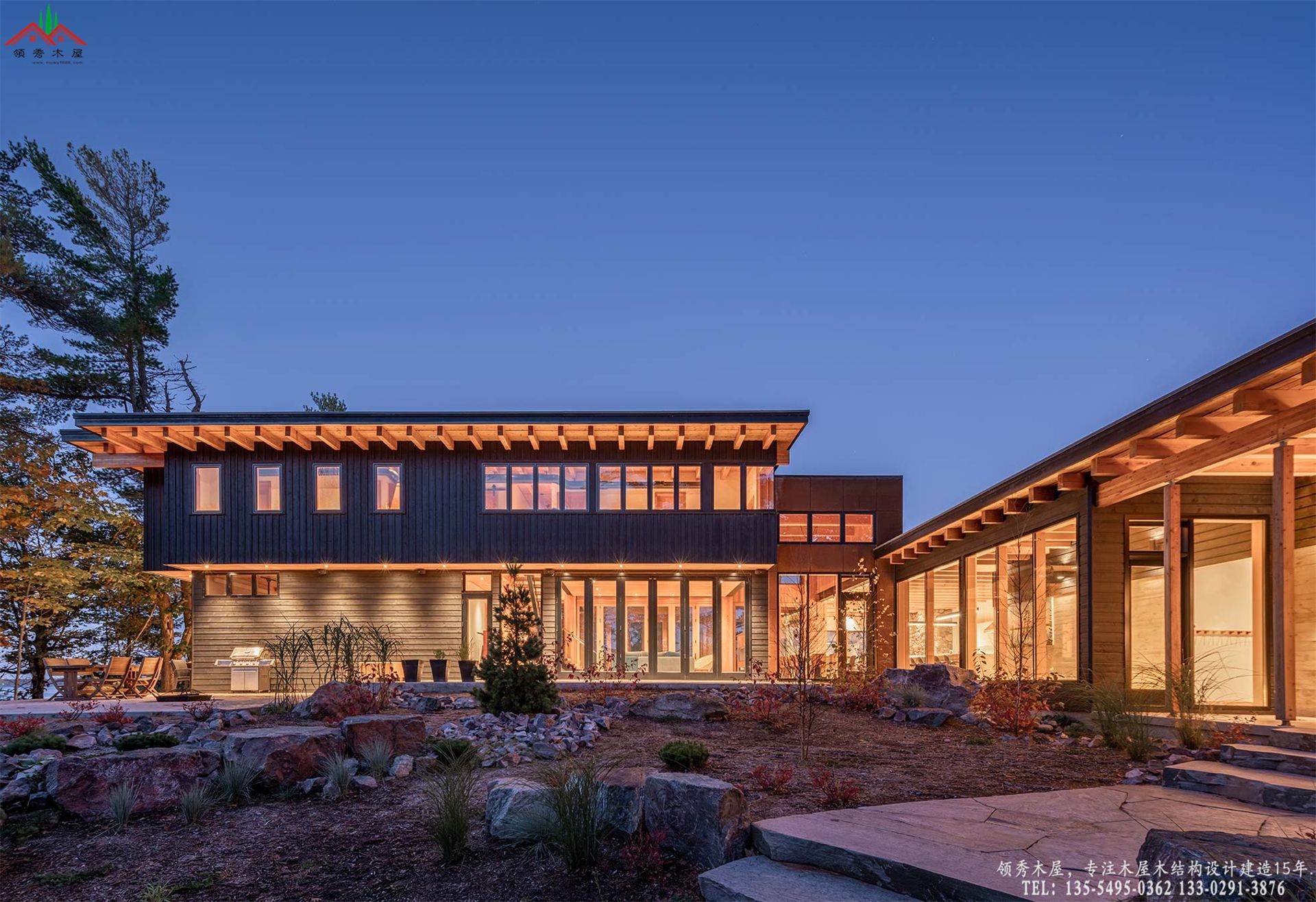 全景森林水岸木屋会所侧门夜景