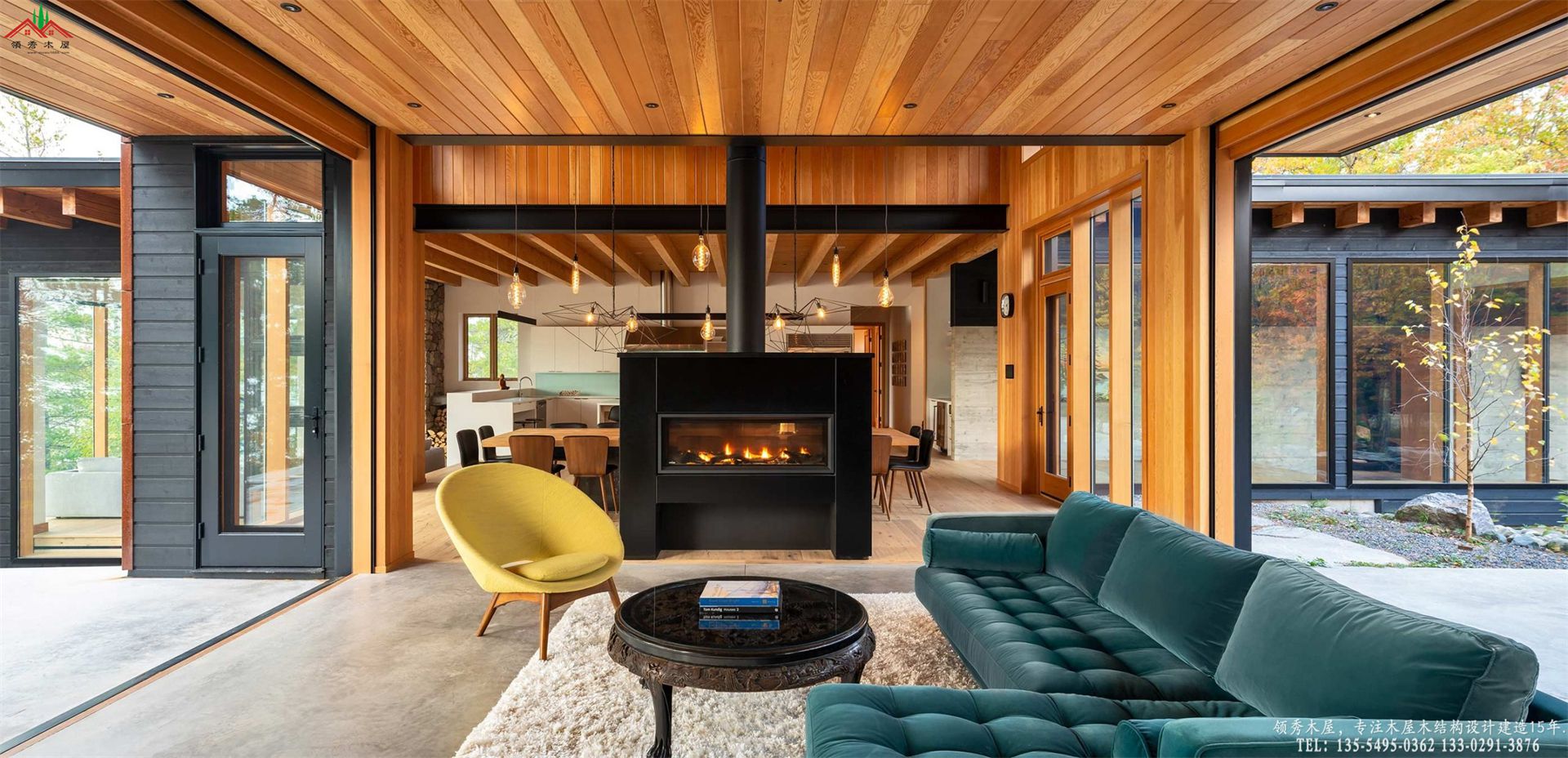 高端木屋会所绿色沙发黑色壁炉客厅特写