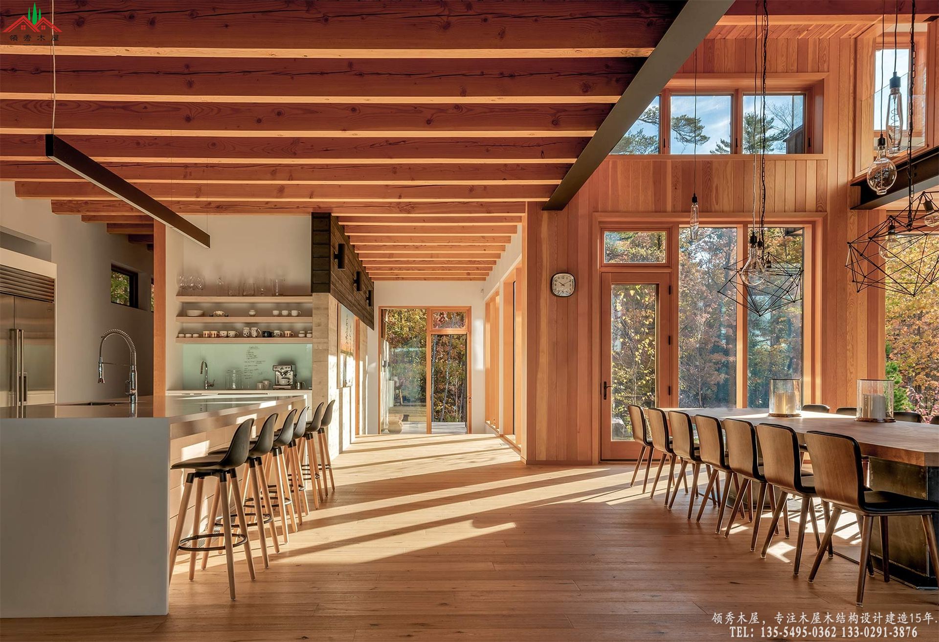 高端木屋会所超大实木长桌与VIP餐厅长廊角度特写