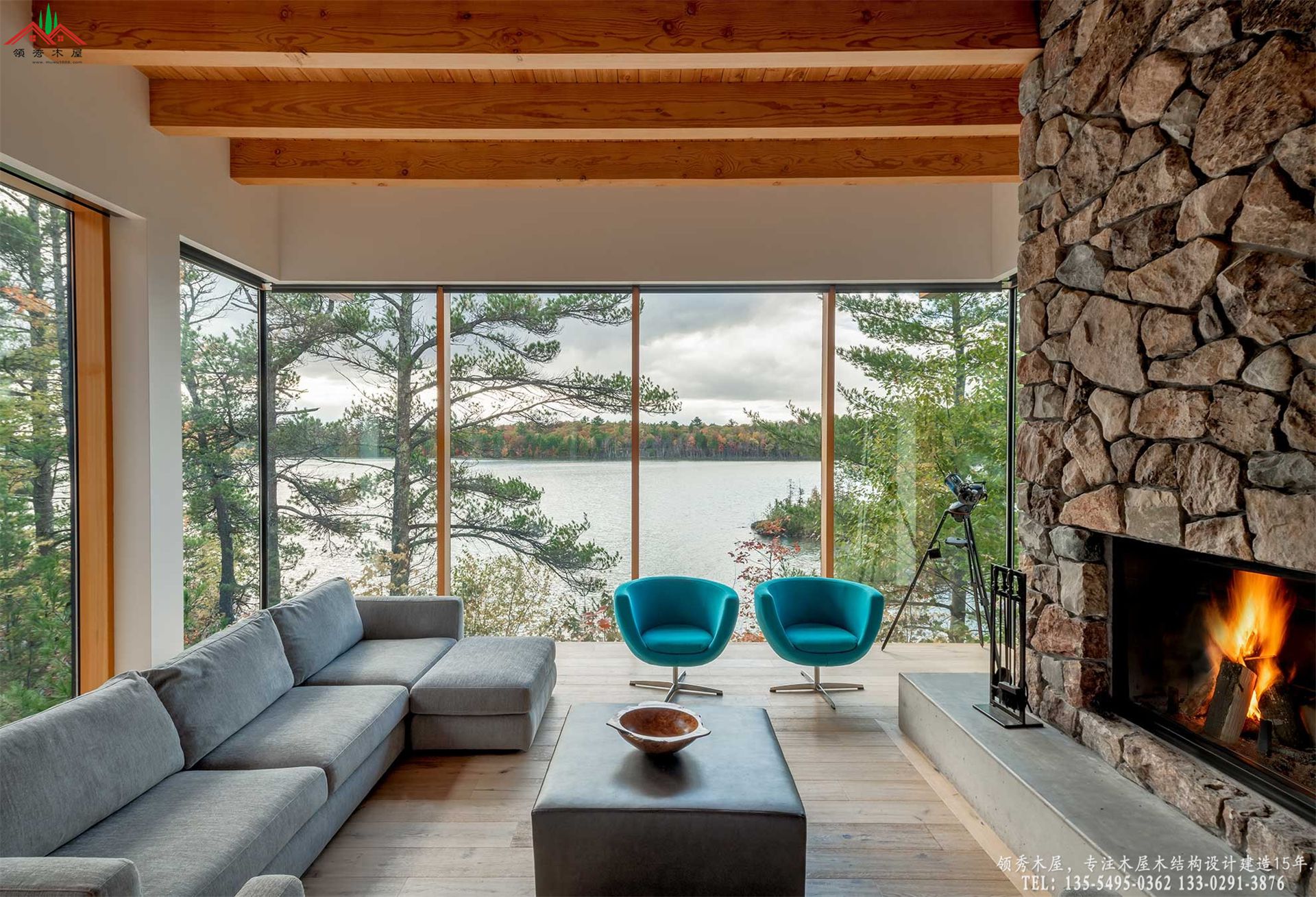 原木毛石碰撞的野奢滨水会所客厅全景湖景特写