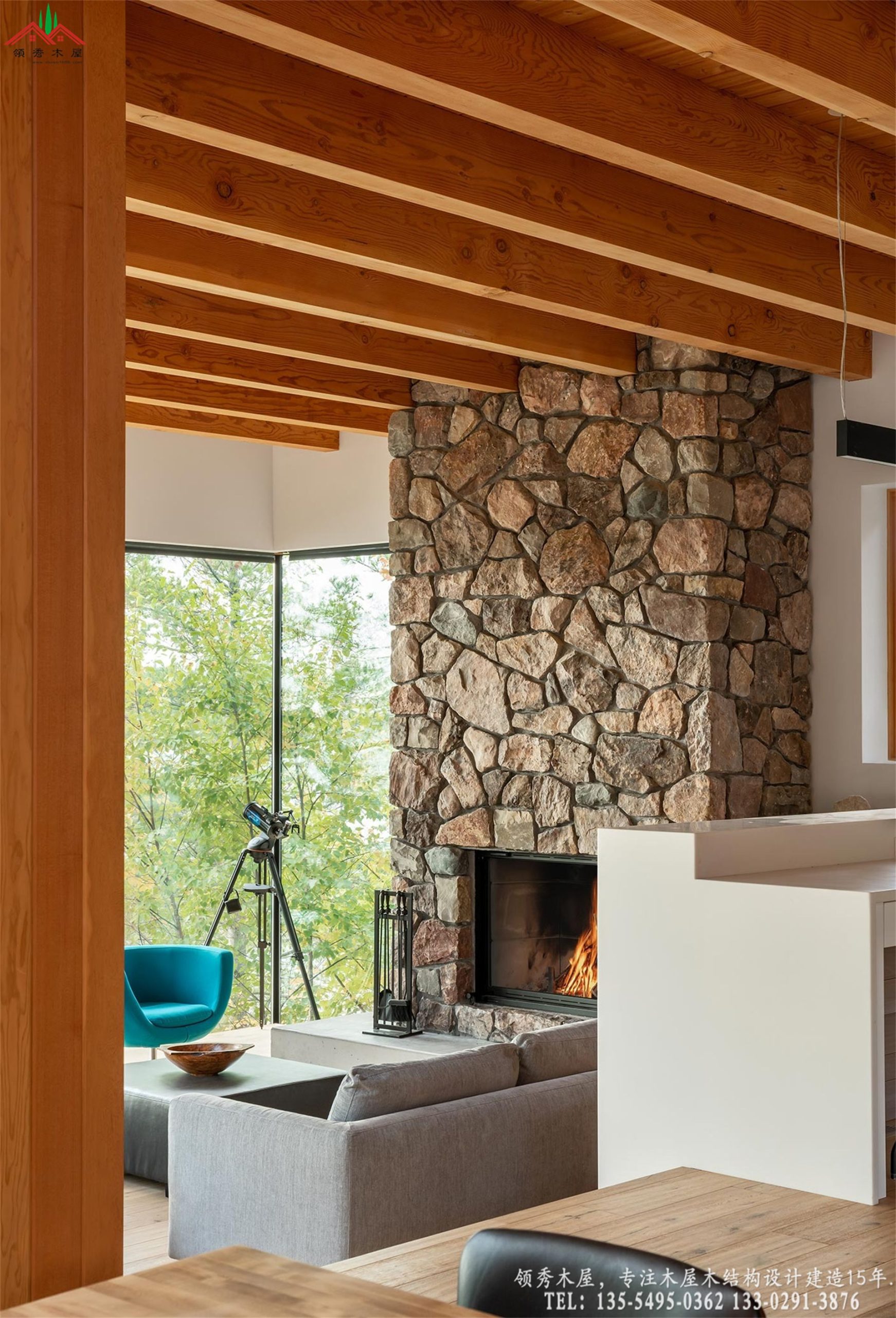 原木毛石碰撞壁炉特写