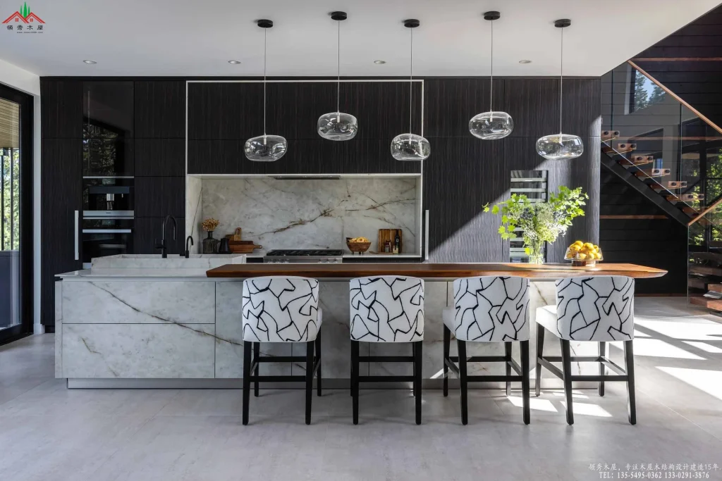 现代开放式厨房,大理石中岛与艺术吊灯交织。