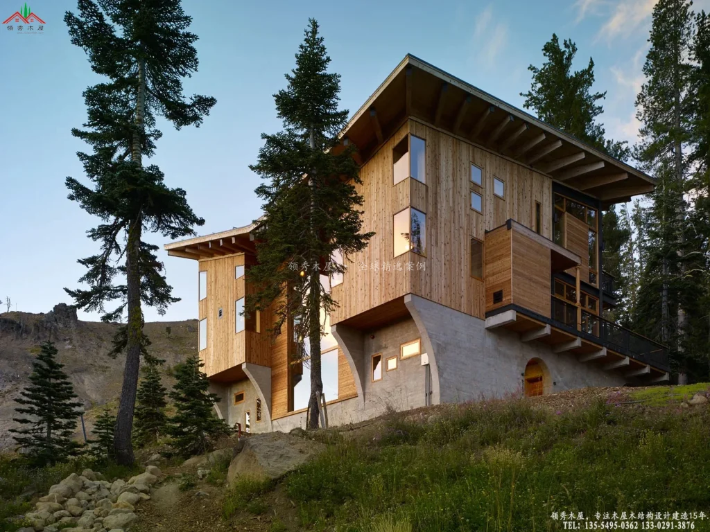 云杉有节木墙与大窗的山间建筑外观全景
